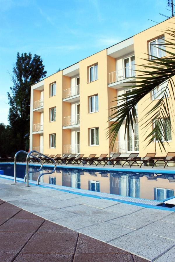 Hotel KOREKT Piest'any Buitenkant foto